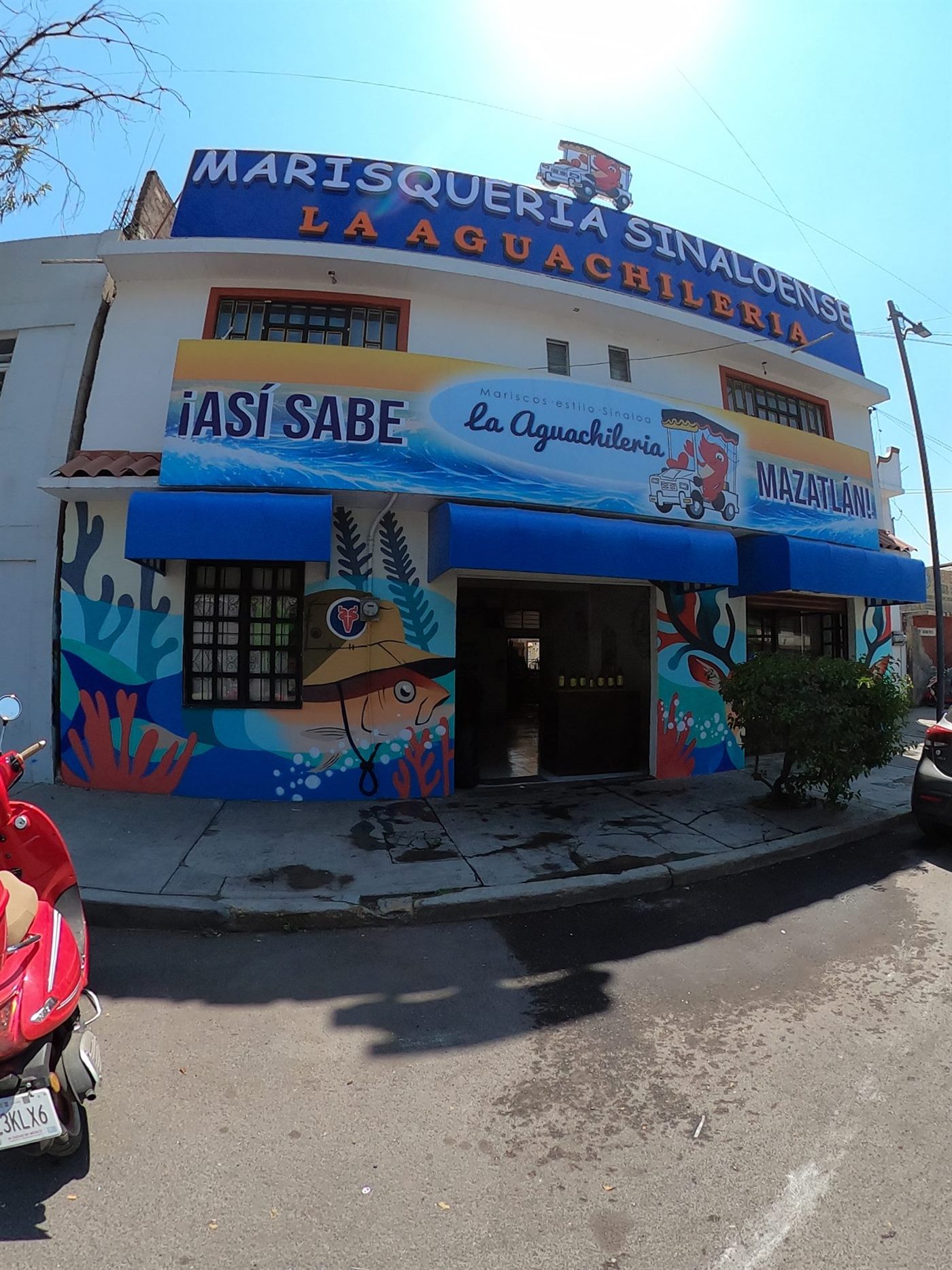 Fachada de marisquería con paisaje submarino, corales y un venado de Mazatlán