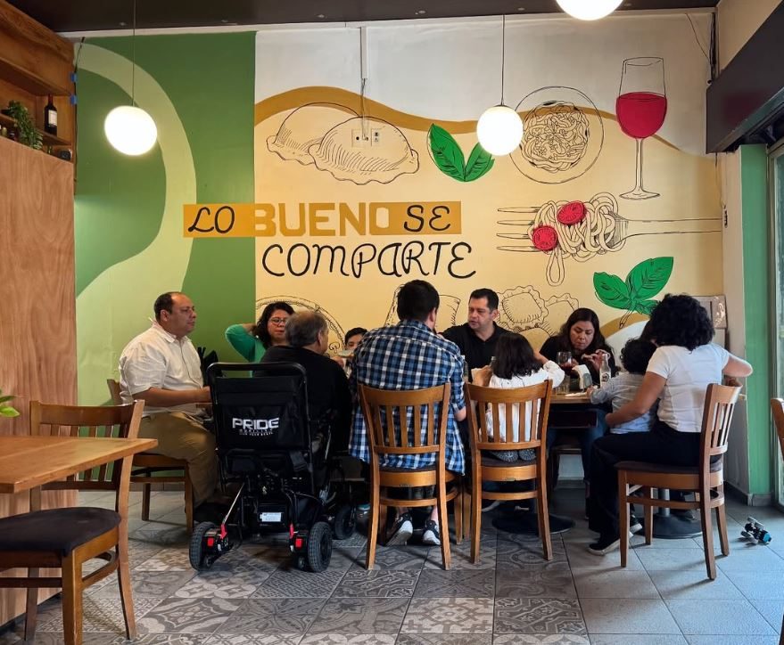 Mural interior de Doña Juana con platos, vino y trazo gráfico