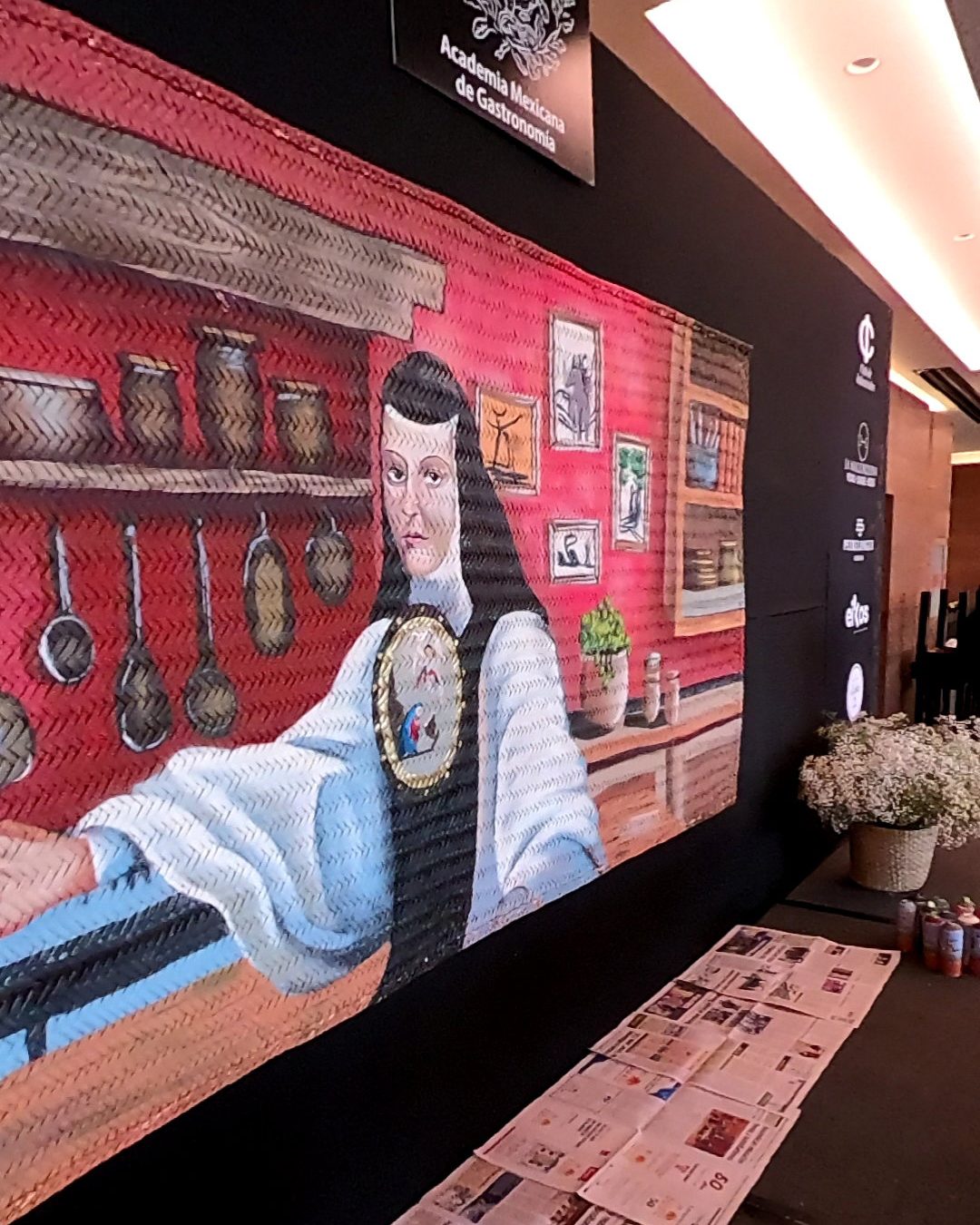 Escenografía pintada sobre petate con Sor Juana en su cocina